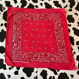 Unique red bandana! 🔺♦️🔻